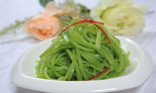春天最适合吃的蔬菜是莴笋，许多人把最营养的扔掉了
