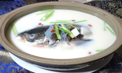 家常菜鱼头豆腐汤的做法.jpg