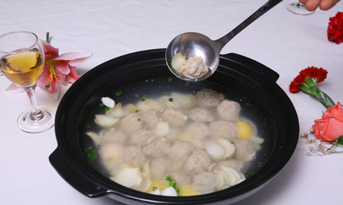 骨头汤里放8种食物味道佳.jpg