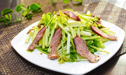 冬天养生就要常吃芹菜，降血压稳定血糖