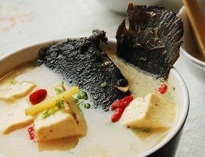 鱼头豆腐汤：营养保健味极鲜