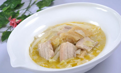 白菜虽然营养丰富，但医生奉劝，不能和这3种食物同吃