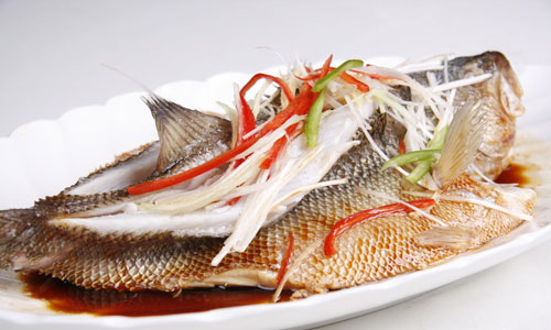 用蒜怎么做清蒸鱼.jpg