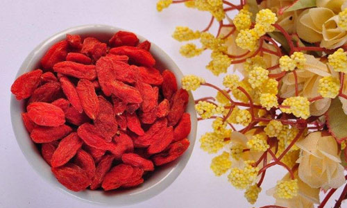 干吃枸杞好，还是泡水喝更好？
