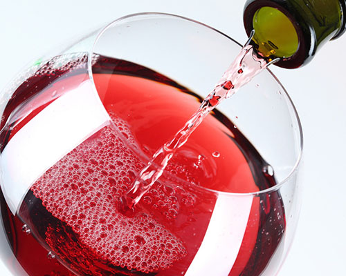 吃肉配红酒可以降低胆固醇