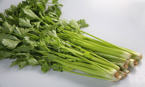 4种食物去除牙垢.jpg