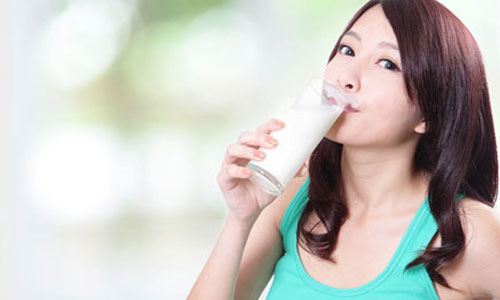 女性喝牛奶能有效调经