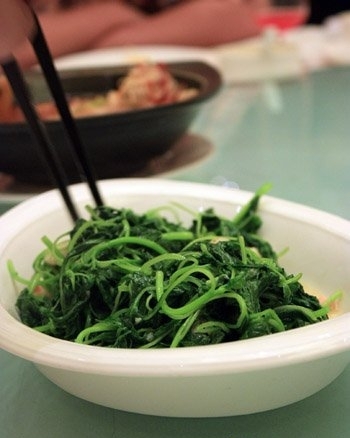 美味食物帮助女人赶走压力