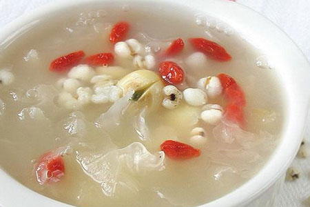 女生吃莲子桂圆汤补肾