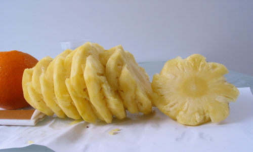 菠萝为什么要用盐水泡.jpg