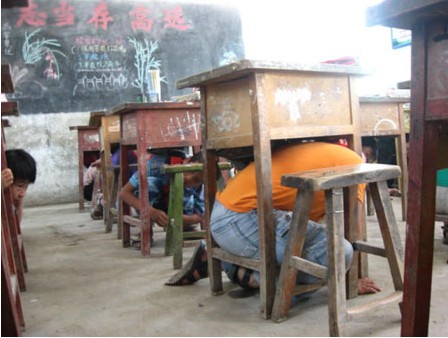关注台湾地震 巧学自救措施
