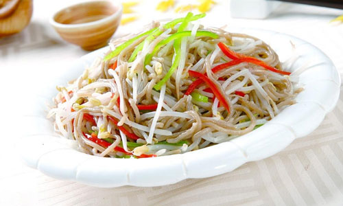 春季天干物燥容易上火，多吃芽菜利于春季的养生