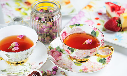 午后喝一杯玫瑰奶茶养气.jpg