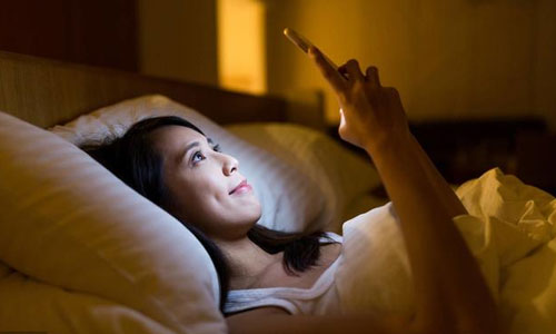躺着看手机，对眼睛伤害极大，视力会越来越差