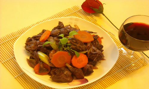 红酒烩鸡肉怎么做好吃.jpg