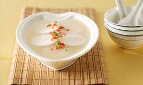 嘴唇干燥多吃黄豆芽白萝卜