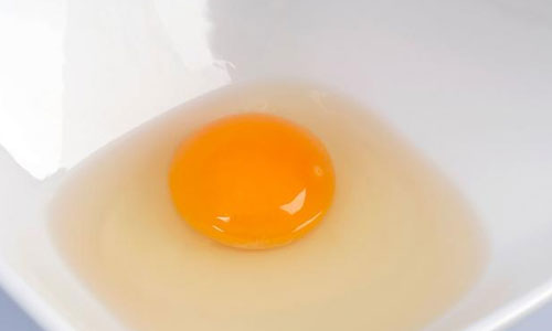 不是什么食物都可以生吃，生吃鸡蛋的危害远不止这4点