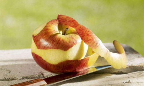 苹果皮对人体的5个好处，吃苹果的时候到底要不要削皮呢？