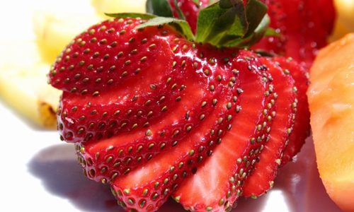 8种食物能美白牙齿.jpg