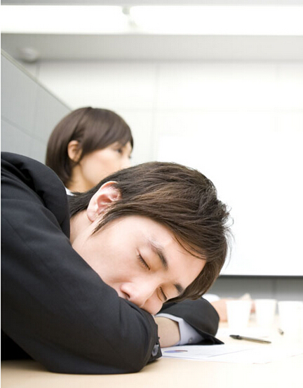 经常趴着睡觉对身体危害大