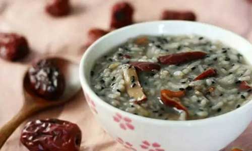 万圣节保健饮食：喝南瓜薏仁粥