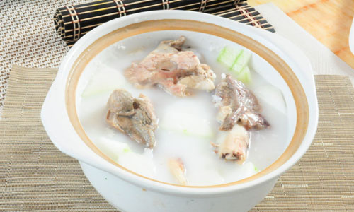 抗衰老汤饮还女性年轻容颜