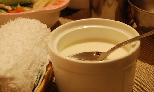 长痘喝酸奶也治痘.jpg