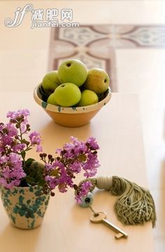 水果,卧室,花,花朵,植物志_b623031a2_Flowers vase and room key in a bedroom at Hotel_创意图片_Getty Images China 水果,卧室,花,花朵,植物志_b623031a2_Flowers vase and room key in a bedroom at Hotel_创意图片_Getty Images China
