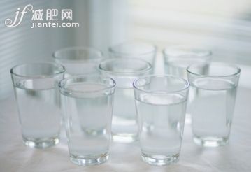 干净,桌子,室内,透明,并排_200549653-001_Eight glasses of water side by side_创意图片_Getty Images China 干净,桌子,室内,透明,并排_200549653-001_Eight glasses of water side by side_创意图片_Getty Images China