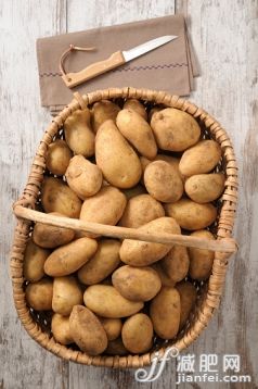 影棚拍摄,篮子,农作物,马铃薯,炊具刀_523171565_potato_创意图片_Getty Images China 影棚拍摄,篮子,农作物,马铃薯,炊具刀_523171565_potato_创意图片_Getty Images China