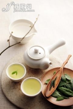健康保健,汤匙,盘子,碗,杯_152602698_Teapot and cup with green tea_创意图片_Getty Images China 健康保健,汤匙,盘子,碗,杯_152602698_Teapot and cup with green tea_创意图片_Getty Images China