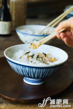 人,饮食,室内,碗,米_138710116_Person eating rice with chopsticks_创意图片_Getty Images China 人,饮食,室内,碗,米_138710116_Person eating rice with chopsticks_创意图片_Getty Images China