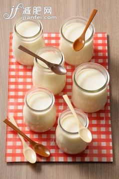 桌子,广口瓶,奶制品,室内,桌布_559482537_yogurt_创意图片_Getty Images China 桌子,广口瓶,奶制品,室内,桌布_559482537_yogurt_创意图片_Getty Images China
