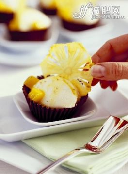 椰子,甜点心,食品,水果,慕司_gic7571226_Coconut mousse with mango sauce and candied pineapple_创意图片_Getty Images China 椰子,甜点心,食品,水果,慕司_gic7571226_Coconut mousse with mango sauce and candied pineapple_创意图片_Getty Images China