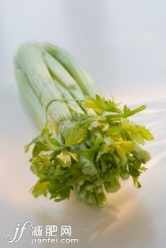 饮食,室内,绿色,芹菜,串_sb10064998ct-001_Bunch of celery, close-up_创意图片_Getty Images China 饮食,室内,绿色,芹菜,串_sb10064998ct-001_Bunch of celery, close-up_创意图片_Getty Images China