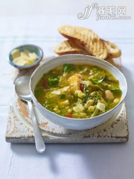 食品,影棚拍摄,汤匙,碗,面包_562483685_Soupe au Pistou, Provencal bean and vegetable soup_创意图片_Getty Images China 食品,影棚拍摄,汤匙,碗,面包_562483685_Soupe au Pistou, Provencal bean and vegetable soup_创意图片_Getty Images China