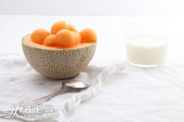 饮料,饮食,影棚拍摄,餐巾,汤匙_95479802_Cantaloupe Bowl With Milk_创意图片_Getty Images China 饮料,饮食,影棚拍摄,餐巾,汤匙_95479802_Cantaloupe Bowl With Milk_创意图片_Getty Images China