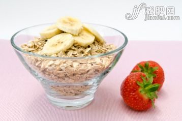 影棚拍摄,桌布,碗,早餐,草莓_150793343_Rolled oats in glass bowl with fruit_创意图片_Getty Images China 影棚拍摄,桌布,碗,早餐,草莓_150793343_Rolled oats in glass bowl with fruit_创意图片_Getty Images China