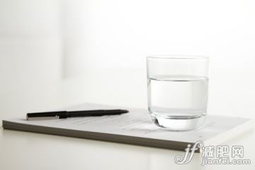 摄影,首都,室内,冷饮,文档_143703190_pen and glass of water_创意图片_Getty Images China 摄影,首都,室内,冷饮,文档_143703190_pen and glass of water_创意图片_Getty Images China