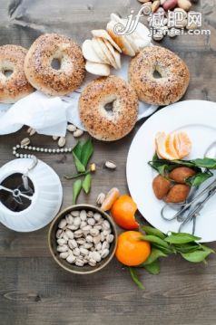 食品,桌子,餐具,室内,餐巾_486462147_Still life of bagels and flatbreads with fruit and nuts_创意图片_Getty Images China 食品,桌子,餐具,室内,餐巾_486462147_Still life of bagels and flatbreads with fruit and nuts_创意图片_Getty Images China