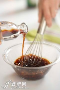 人,食品,瓶子,饮食,室内_86066310_Person whisking dipping sauce_创意图片_Getty Images China 人,食品,瓶子,饮食,室内_86066310_Person whisking dipping sauce_创意图片_Getty Images China