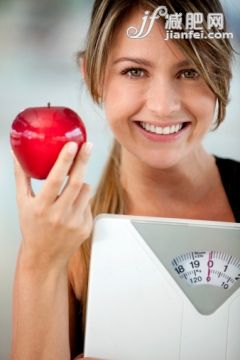人,饮食,生活方式,影棚拍摄,25岁到29岁_136589963_Hispanic woman holding apple and weighting scale_创意图片_Getty Images China 人,饮食,生活方式,影棚拍摄,25岁到29岁_136589963_Hispanic woman holding apple and weighting scale_创意图片_Getty Images China