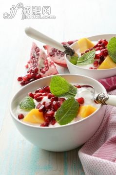 饮食,食品,奶制品,甜食,影棚拍摄_478309926_Desserts: Yogurt with Mango, Pommegranate and Mint_创意图片_Getty Images China 饮食,食品,奶制品,甜食,影棚拍摄_478309926_Desserts: Yogurt with Mango, Pommegranate and Mint_创意图片_Getty Images China