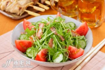 餐具,含酒精饮料,饮食,影棚拍摄,盘子_105774987_Mizuna salad_创意图片_Getty Images China 餐具,含酒精饮料,饮食,影棚拍摄,盘子_105774987_Mizuna salad_创意图片_Getty Images China