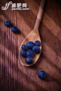 食品,影棚拍摄,汤匙,水果,阴影_561214739_Wooden spoon with blueberries_创意图片_Getty Images China 食品,影棚拍摄,汤匙,水果,阴影_561214739_Wooden spoon with blueberries_创意图片_Getty Images China