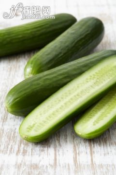 桌子,影棚拍摄,木制,黄瓜,摄影_512336353_Four mini cucumbers on a wooden table top_创意图片_Getty Images China 桌子,影棚拍摄,木制,黄瓜,摄影_512336353_Four mini cucumbers on a wooden table top_创意图片_Getty Images China