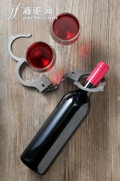 摄影,饮料,桌子,含酒精饮料,室内_527923953_alcohol addiction_创意图片_Getty Images China 摄影,饮料,桌子,含酒精饮料,室内_527923953_alcohol addiction_创意图片_Getty Images China