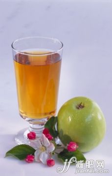 饮食,影棚拍摄,透明,充满的,水果_sb10065877cn-001_Glass of apple juice with apple and flower, close-up_创意图片_Getty Images China 饮食,影棚拍摄,透明,充满的,水果_sb10065877cn-001_Glass of apple juice with apple and flower, close-up_创意图片_Getty Images China