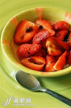 丰满,食品,饮食,水果,堆_b292691b4_Stawberries in bowl_创意图片_Getty Images China 丰满,食品,饮食,水果,堆_b292691b4_Stawberries in bowl_创意图片_Getty Images China