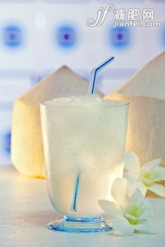 饮料,室内,热带的花,白昼,墨尔本_149626598_Coconut water in glass with ice_创意图片_Getty Images China 饮料,室内,热带的花,白昼,墨尔本_149626598_Coconut water in glass with ice_创意图片_Getty Images China